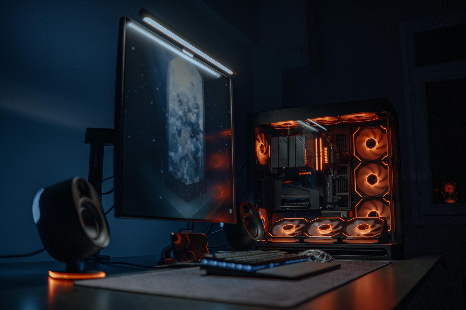 PC gaming assemblato con illuminazione arancione