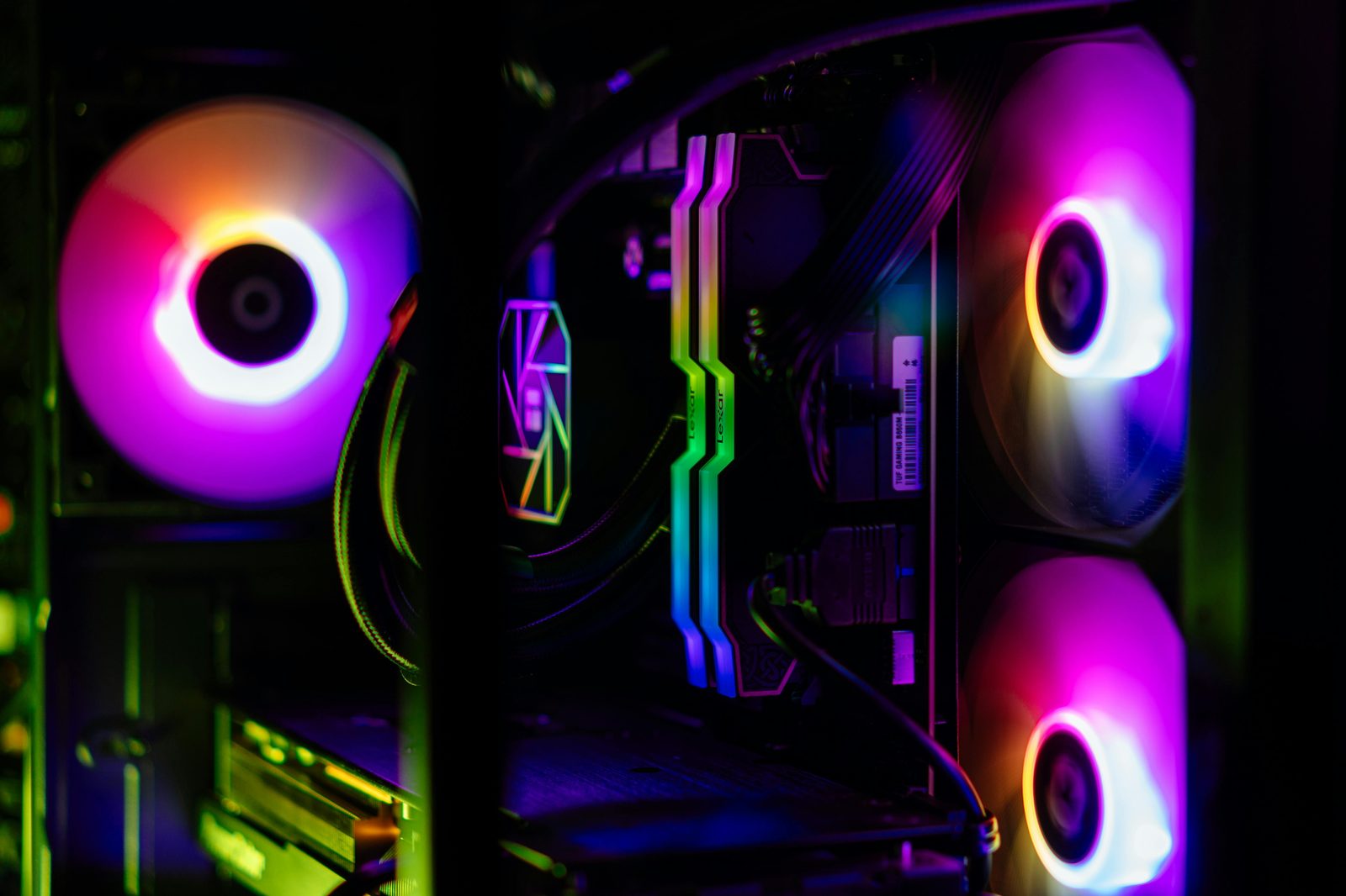Interno PC gaming con ventole RGB